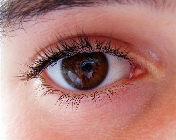 Laserowy zabieg przeciwjaskrowy dwóch oczu